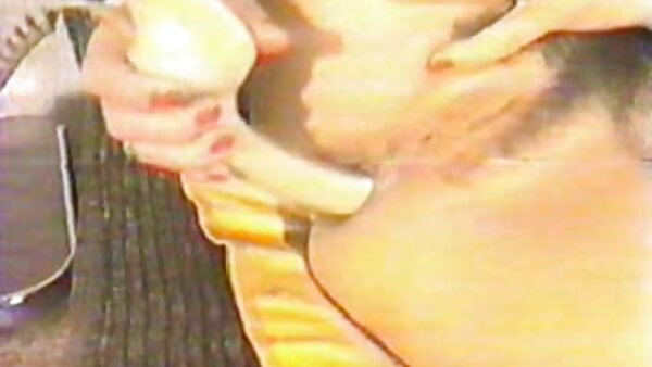 கின்கி ஃபேர் ஹேர்டு பிச் குளியலறையில் தன் மார்பளவு தோழியின் ஈரமான கிட்டியை சாப்பிடுகிறது