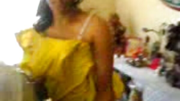 பொன்னிறப் பெண் லியா லவ் தனது கழுதையை நரகமாக நீட்டி கடுமையாகத் துடிக்கிறாள்
