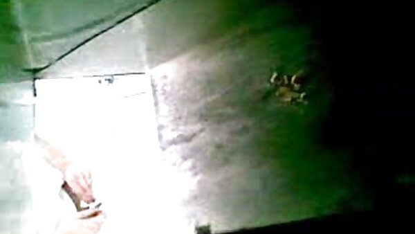 முதிர்ந்த ஸ்லட் இரண்டு பதின்ம வயதினரை ஒருவரையொருவர் செக்ஸ் டாய் மூலம் புணர்வதைக் கட்டுப்படுத்துகிறார்